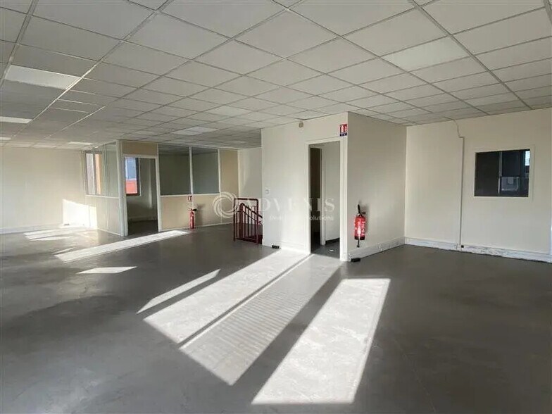 Flex in Villejuif for lease - Interior Photo - Image 3 of 11