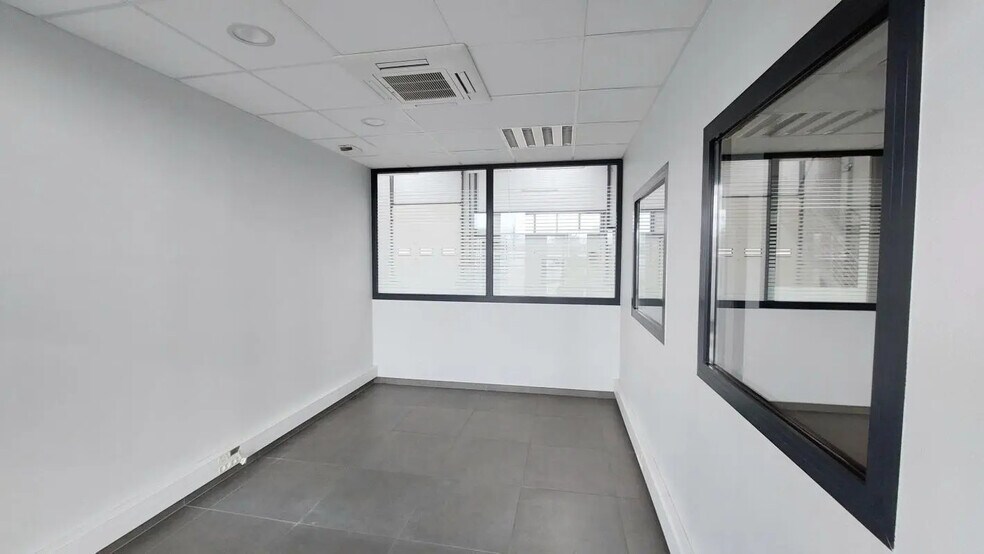 Retail in ANTRAN for lease - Interior Photo - Image 3 of 8