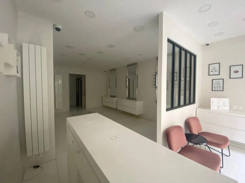 Retail in Paris for lease - Building Photo - Image 3 of 7
