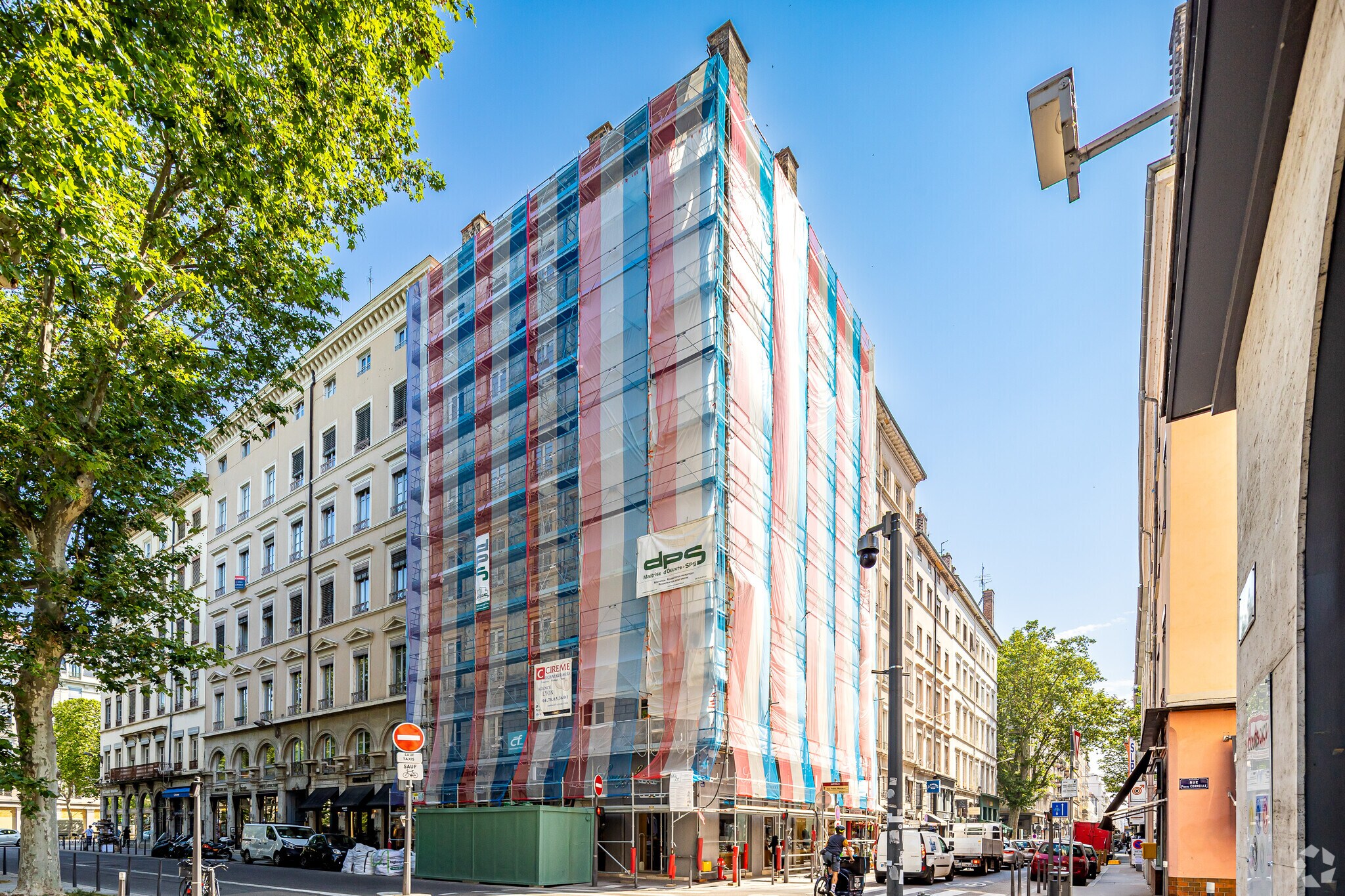 Retail in Lyon for lease Primary Photo- Image 1 of 3