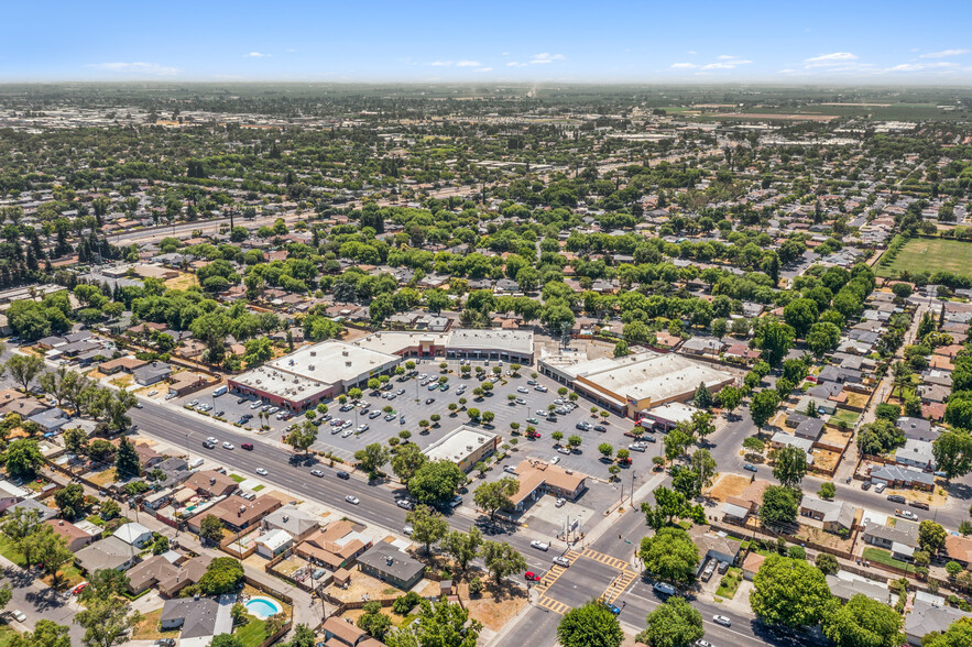 Retail in Modesto, CA for sale - Building Photo - Image 1 of 1