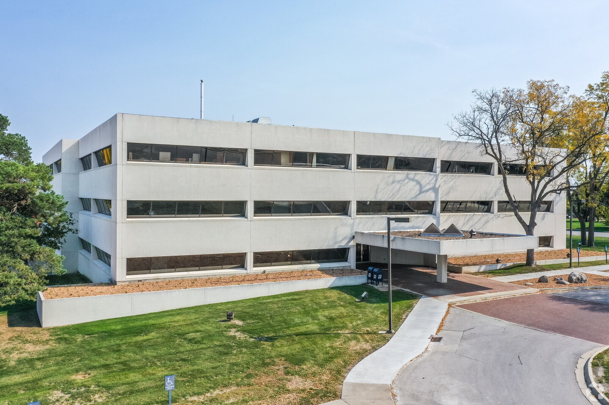 2829 Westown Pky, West Des Moines, IA for lease Primary Photo- Image 1 of 12