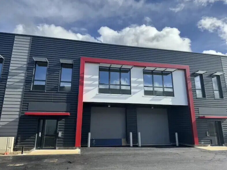 Flex in Ferrières-en-Brie for lease - Building Photo - Image 2 of 5