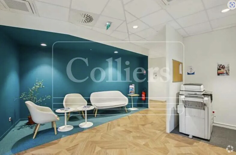 851 Allée De Pomone, Aix-en-Provence for lease Interior Photo- Image 1 of 9