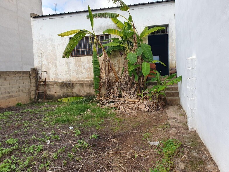 Retail in La Pobla de Vallbona for lease - Building Photo - Image 3 of 5