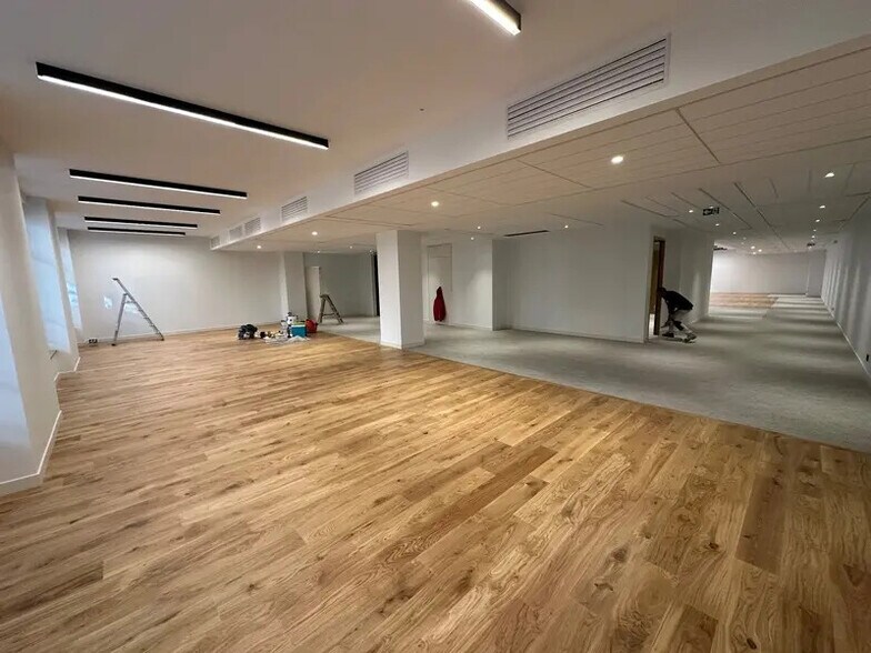 Office in Lyon for lease - Building Photo - Image 3 of 14
