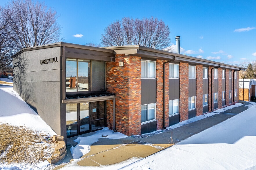 2704 Fleur Dr, Des Moines, IA 50321