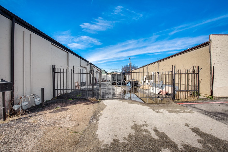 2700 Corzine Dr, Dalworthington Gardens, TX for sale - Other - Image 2 of 16