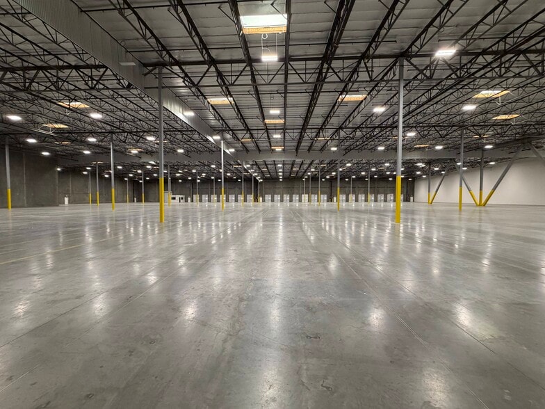 28104-28144 Witherspoon Pky, Valencia, CA for lease - Building Photo - Image 2 of 16