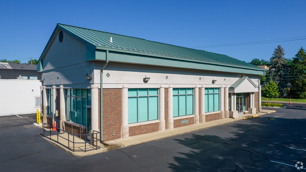35 W Long Lake Rd, Bloomfield Hills, MI for lease - Building Photo - Image 2 of 13
