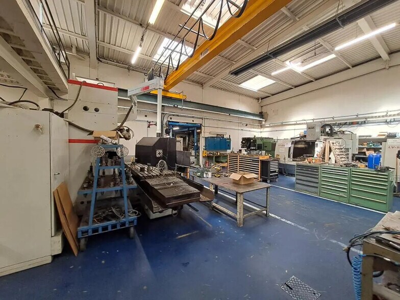 Flex in Saint-Priest for lease - Interior Photo - Image 3 of 7