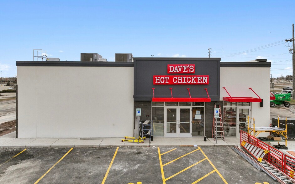 4215 W Wisconsin Ave, Appleton, WI for sale - Building Photo - Image 3 of 8