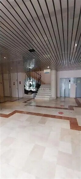 Office in Rosny-sous-Bois for lease - Lobby - Image 3 of 6