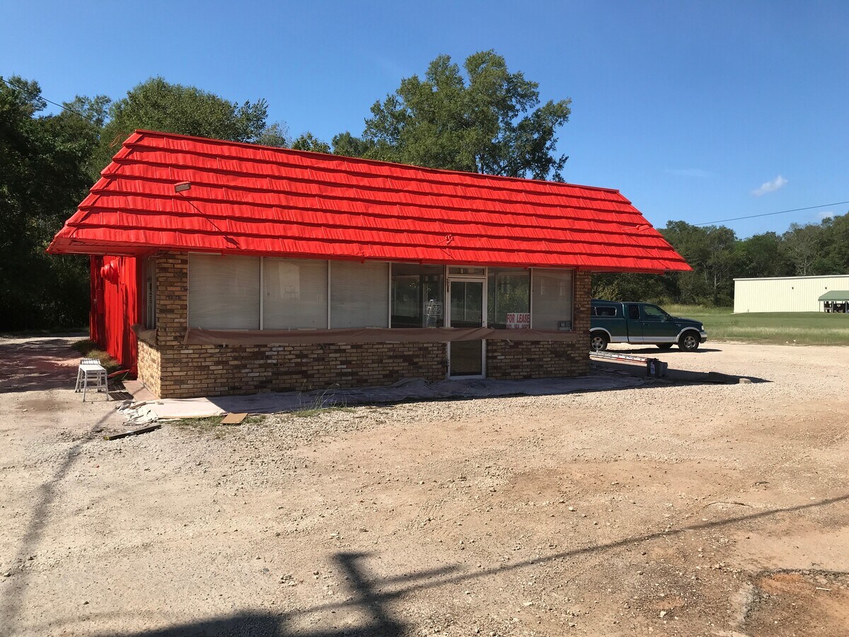 711 S 4th St, Crockett, TX 75835