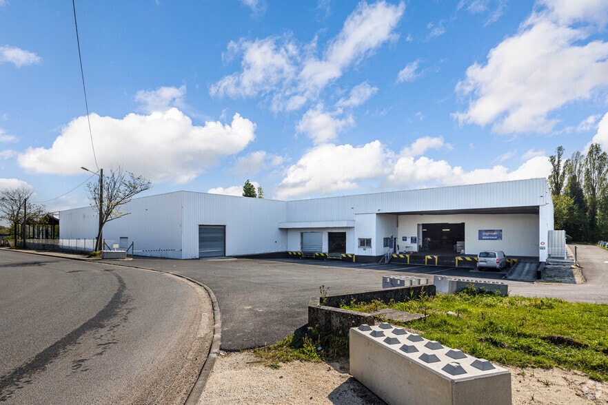 18 Rue André-Marie Ampère, Carbon-Blanc for lease - Building Photo - Image 2 of 3