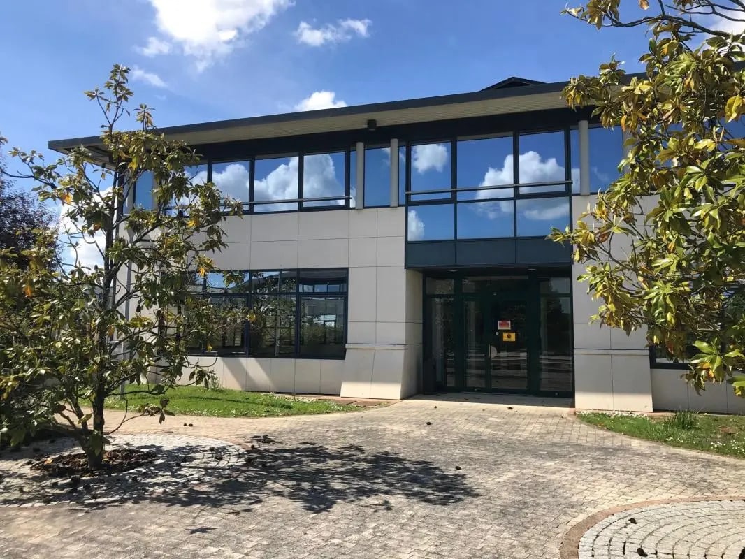 Flex in Trappes for lease Building Photo- Image 1 of 6