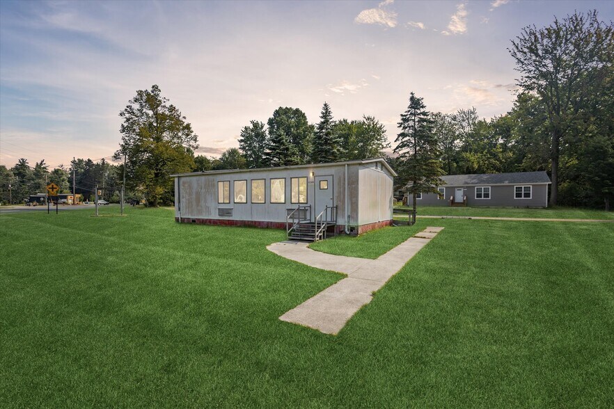 12391 Red Arrow Hwy, Sawyer, MI for sale - Primary Photo - Image 1 of 1