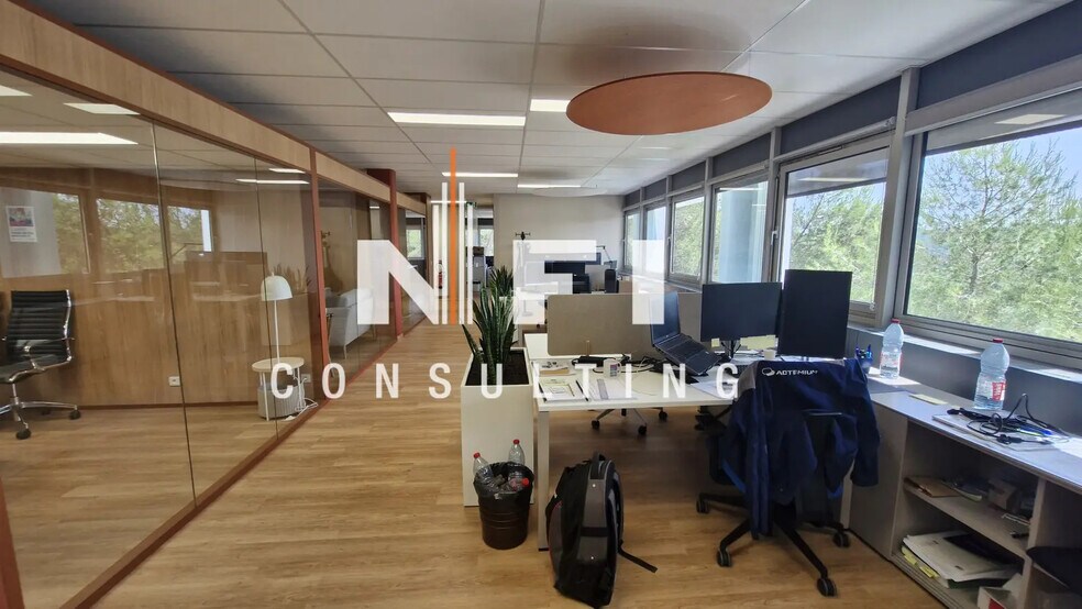 Retail in Valbonne for lease - Building Photo - Image 3 of 4