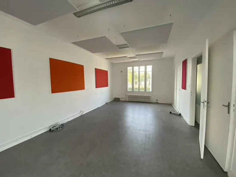 Office in Beauvais for sale - Interior Photo - Image 1 of 9