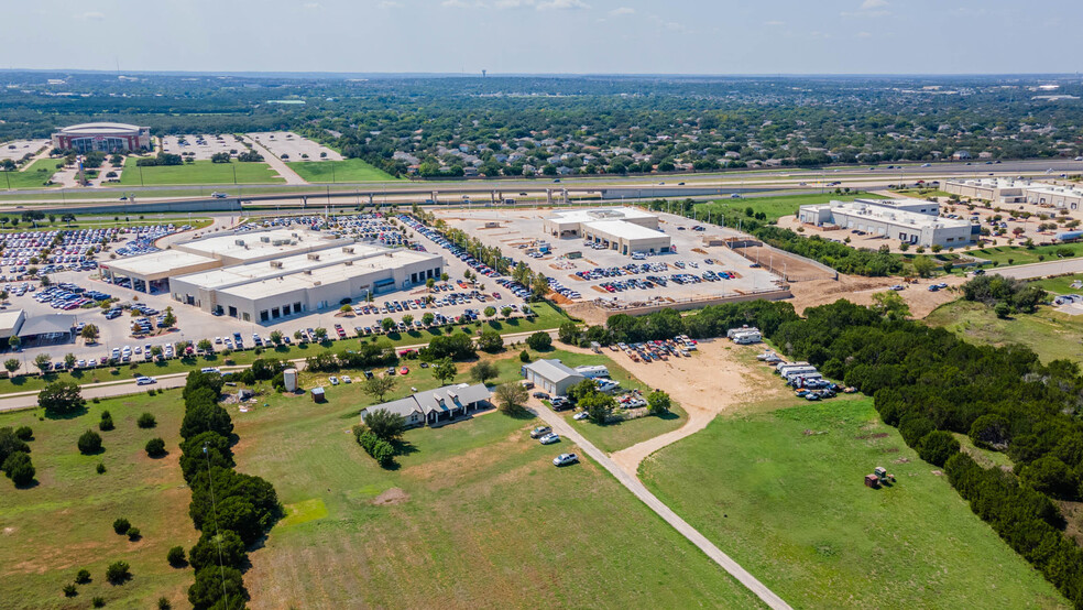 101 Oakwood Trl, Leander, TX for lease - Primary Photo - Image 1 of 12