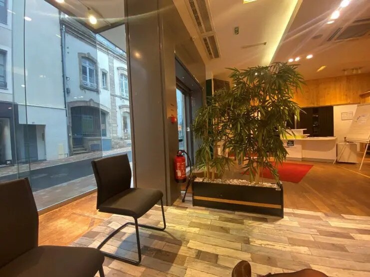 Retail in Cholet for lease - Lobby - Image 2 of 5