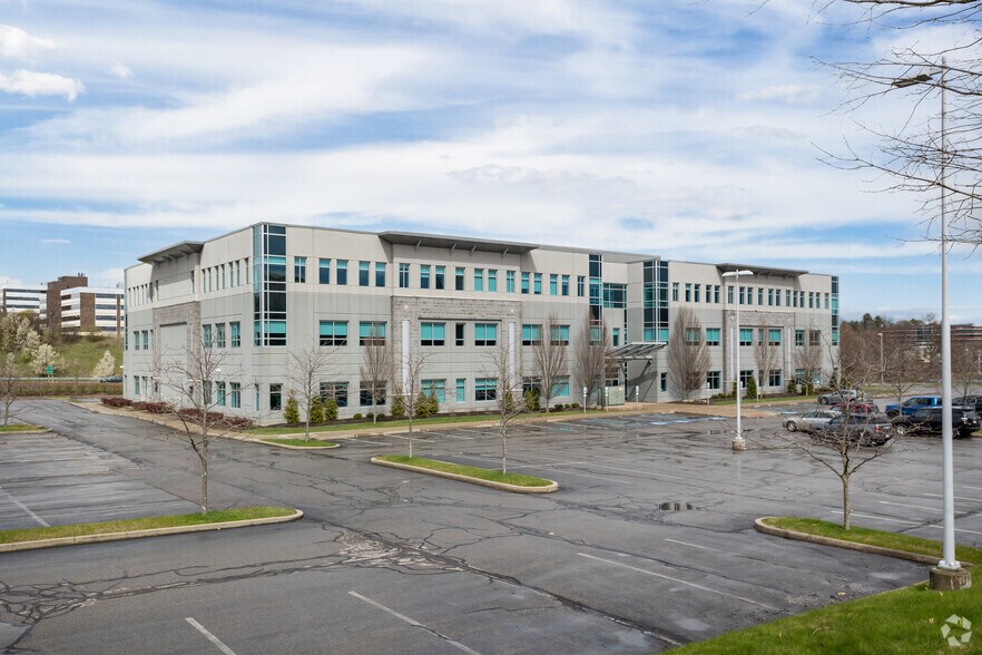 600 Lindbergh Dr, Coraopolis, PA for sale - Primary Photo - Image 1 of 1