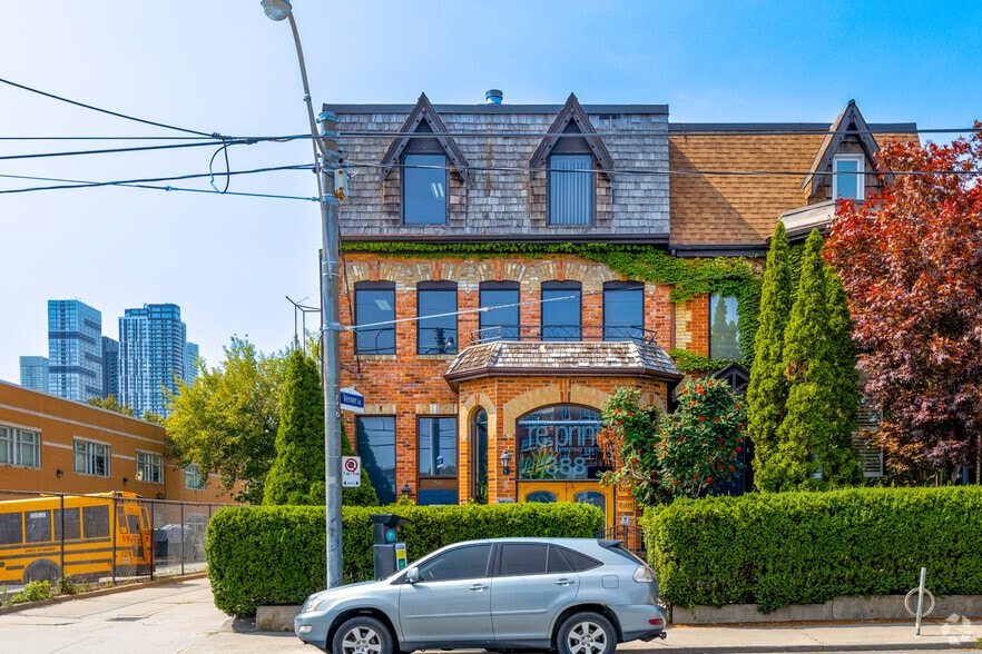 388-390 Parliament St, Toronto, ON for lease - Building Photo - Image 2 of 2