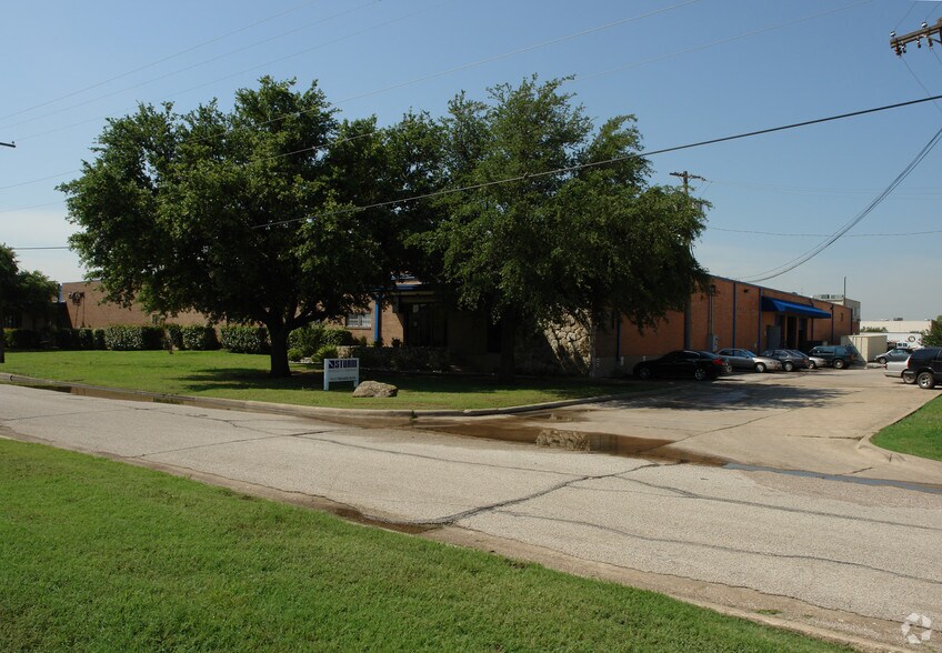 9215 Premier Row, Dallas, TX for sale - Primary Photo - Image 1 of 1