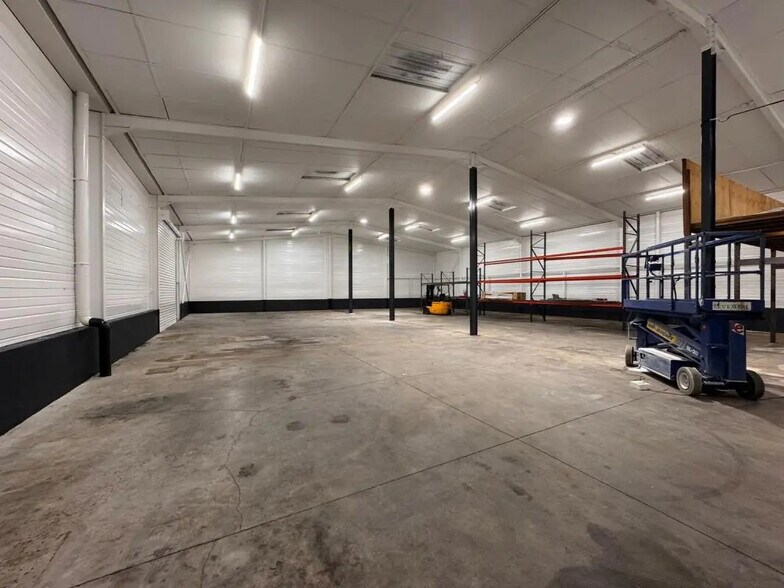 Office in Pusignan for lease - Building Photo - Image 2 of 5