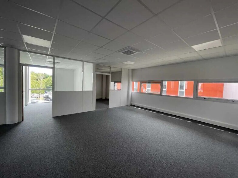 Office in Canéjan for lease - Interior Photo - Image 3 of 7