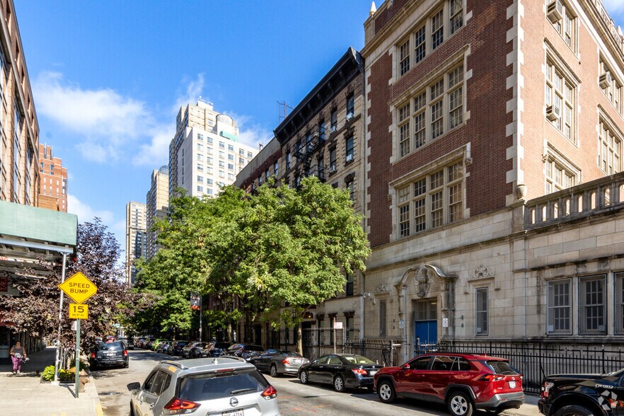 319 E 95th St, New York, NY for sale - Building Photo - Image 2 of 4
