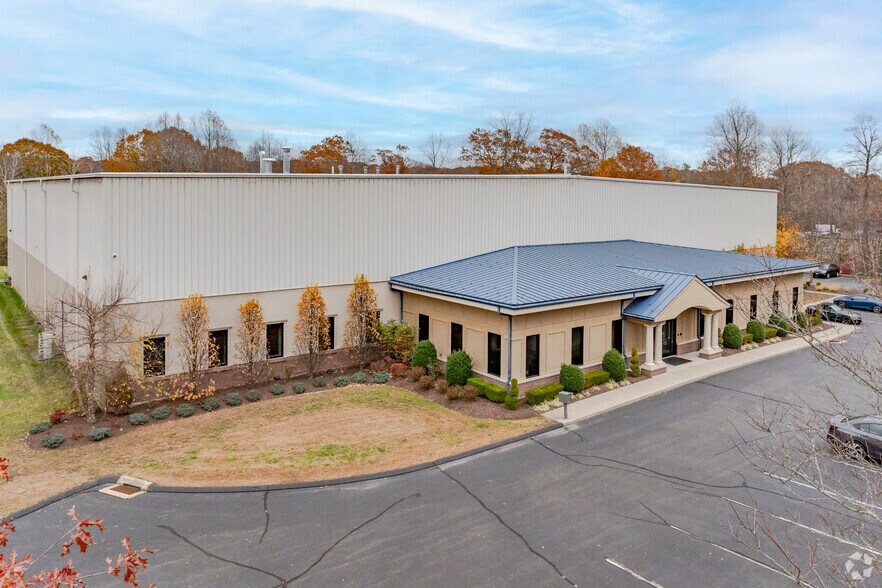 490 Pepper St, Monroe, CT for sale - Primary Photo - Image 1 of 1