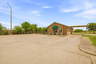 107 Fannin St, Millsap, TX for lease Interior Photo- Image 2 of 13