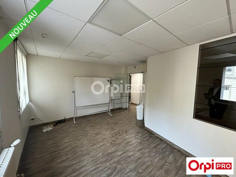 Retail in Romans-sur-Isère for lease - Interior Photo - Image 2 of 6