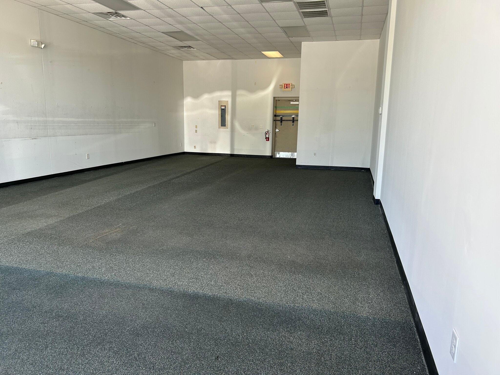 1002 Gardner Hill Dr, Jamestown, NC for lease Interior Photo- Image 1 of 2