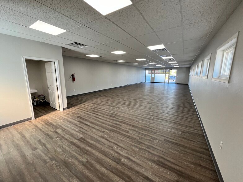 2509-2543 E Clairemont Ave, Eau Claire, WI for lease - Interior Photo - Image 3 of 5