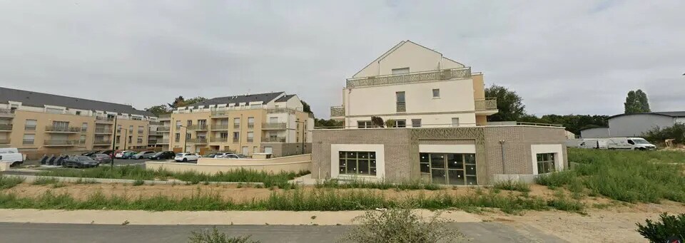 Retail in Vémars for lease Building Photo- Image 1 of 2