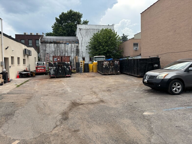 6934-6936 76th St portfolio of 2 properties for sale on LoopNet.com - Building Photo - Image 3 of 7