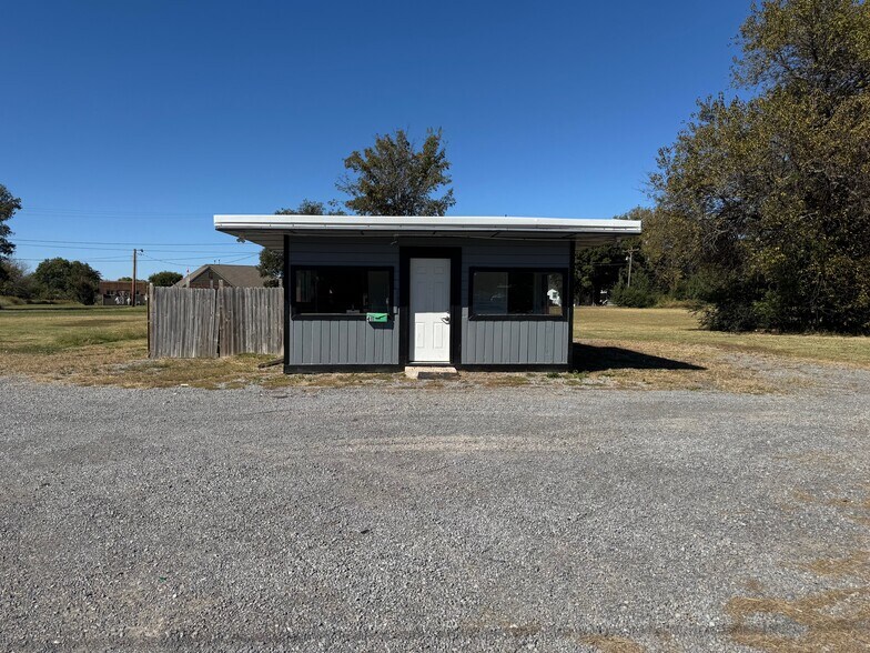313 Blake Dr, Wagoner, OK for sale - Building Photo - Image 2 of 8