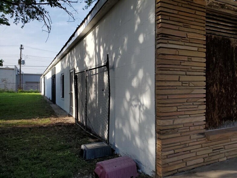 208 E Bridge Ave, Blackwell, OK for sale - Building Photo - Image 2 of 17