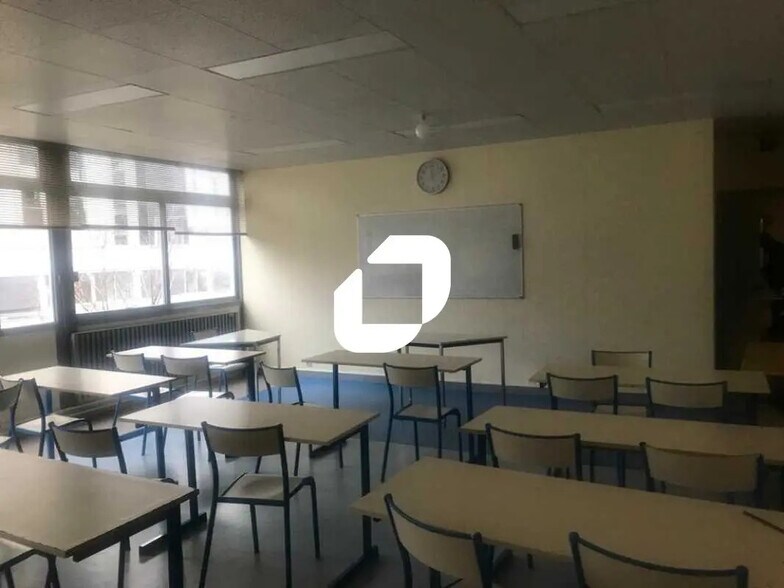 Office in Sarcelles for lease - Interior Photo - Image 1 of 7