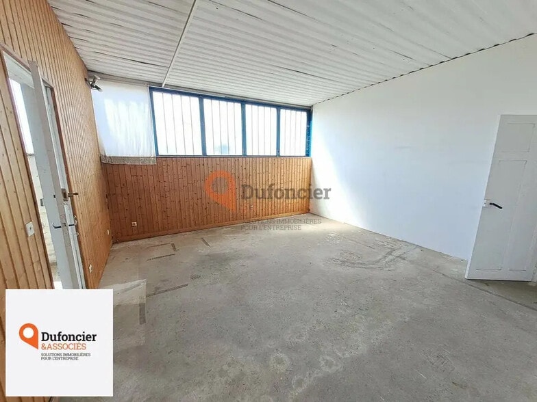 Office in Châtellerault for lease - Interior Photo - Image 2 of 6