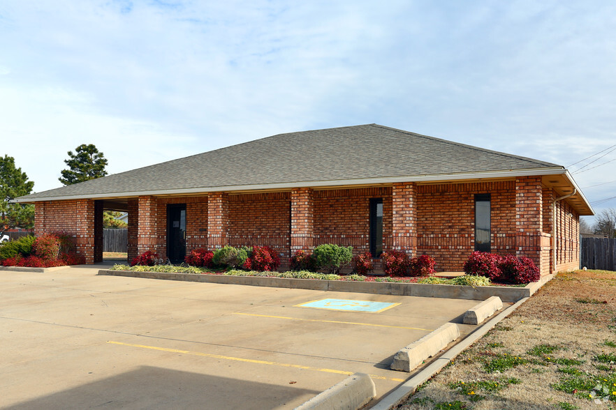 1103 NW 67th St, Lawton, OK for sale - Primary Photo - Image 1 of 1