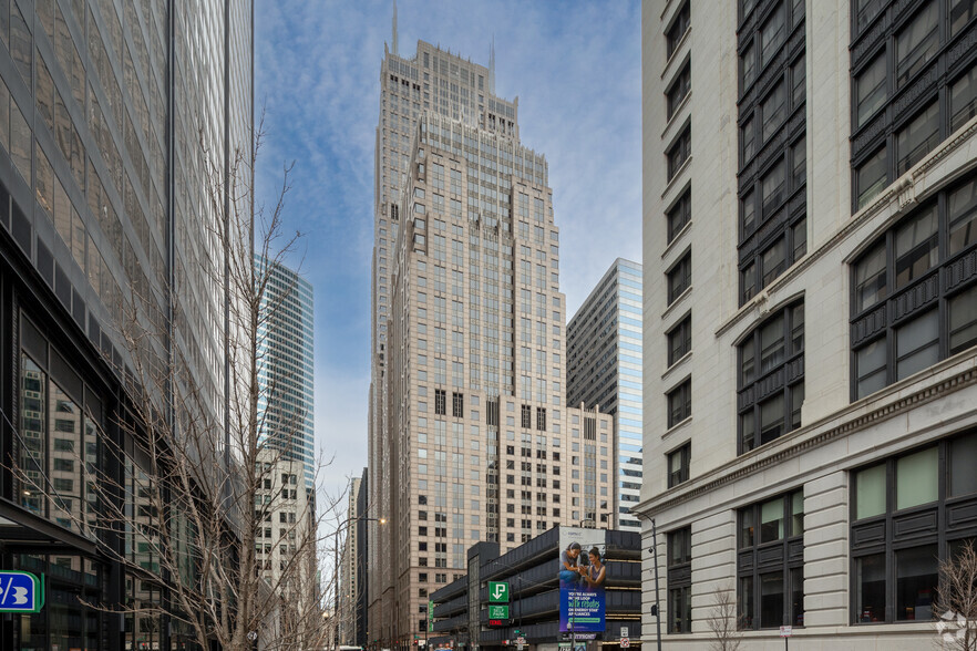 222 W Adams St, Chicago, IL for lease - Building Photo - Image 1 of 27