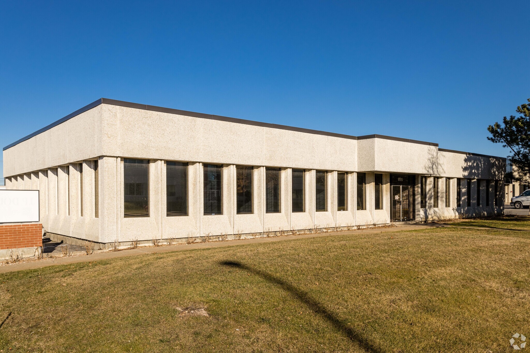 855 Rue McCaffrey, Montréal, QC for lease Primary Photo- Image 1 of 4