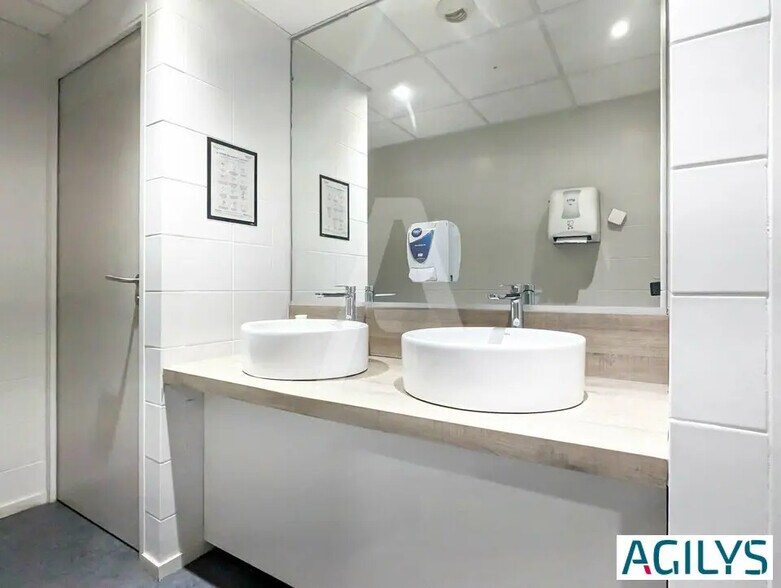 Office in Massy for lease - Building Photo - Image 3 of 10