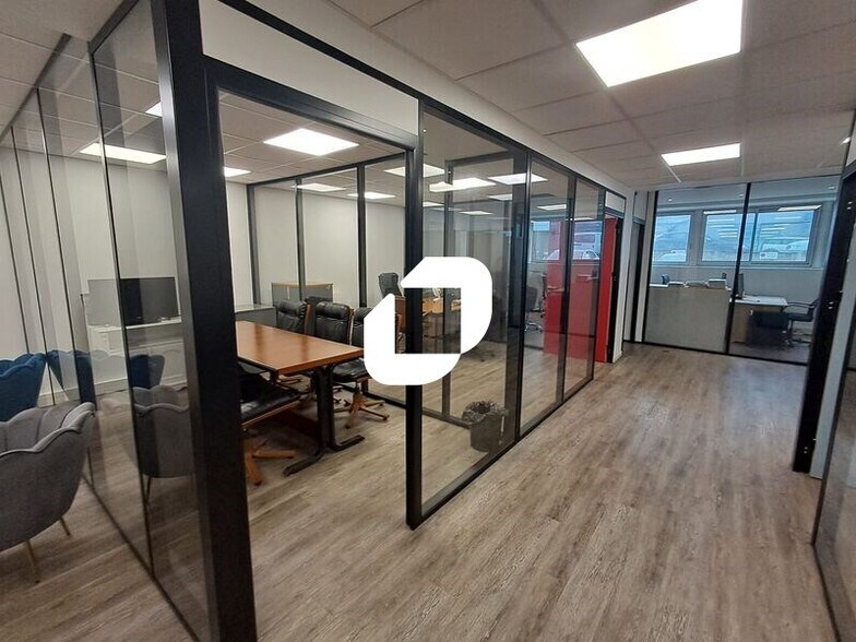 Office in Nanterre for lease - Interior Photo - Image 2 of 4