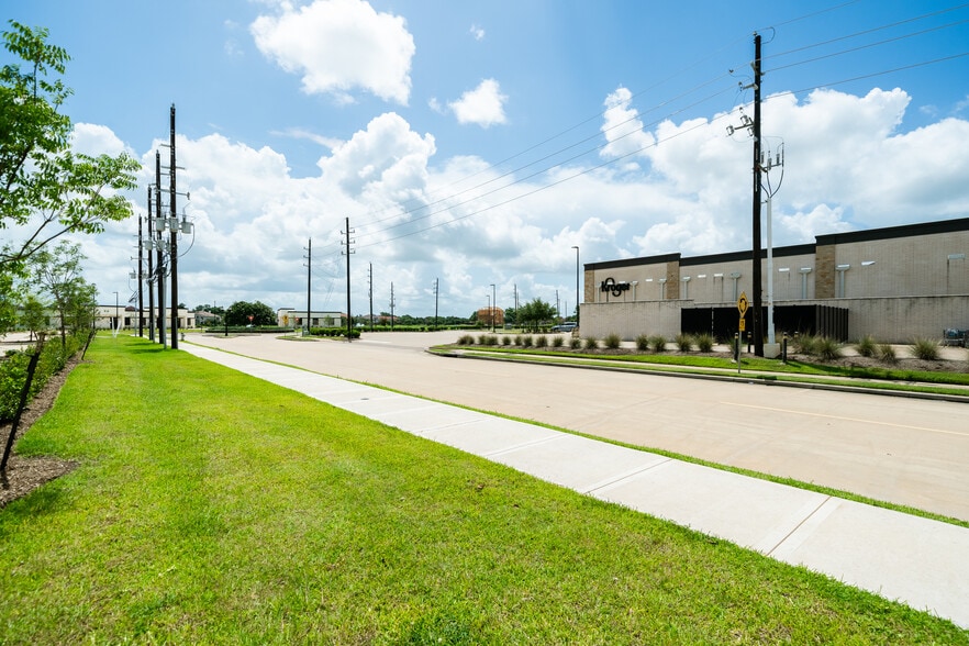 5501 Cabrera Dr, Sugar Land, TX for lease - Building Photo - Image 3 of 78