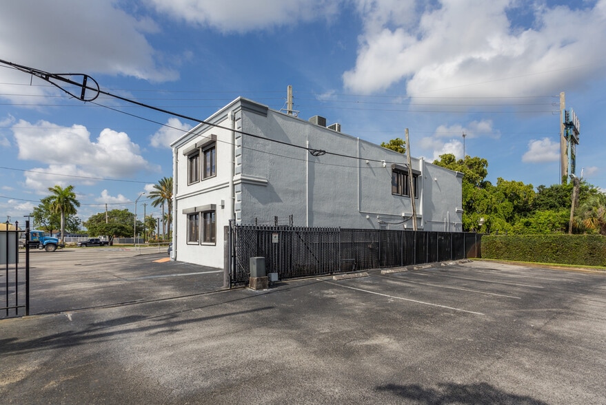 2843 Pembroke Rd, Hollywood, FL for lease - Building Photo - Image 3 of 15