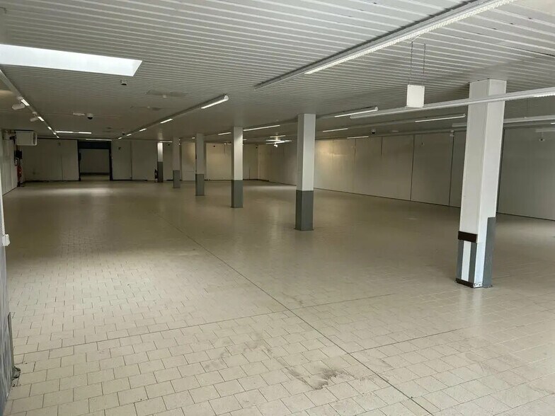 Retail in Saint-Martin-de-Crau for lease - Building Photo - Image 3 of 7